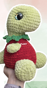 Nooks Hooks Shop - Anoek Strumane  - Sally the Strawbasaur - Free