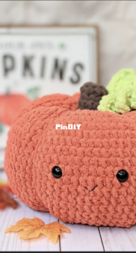 Large pumpkin pillow - English - baby cakes studios