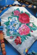 Pillow with Roses by Valentina Magazine Number 20/369 Model 3