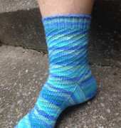 Twisted Breeze Socks.. Leah Oakley designs free
