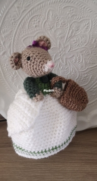 Little Bramble Crochet - Nicola - Snowdrop the Winter Mouse