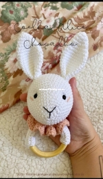 Azulie Croche - Vivian Larangeiras - Alice the bunny rattle - Coelha Alice chocalho  - Portuguese