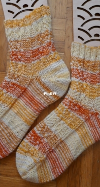 Heidi Socks - Chaussettes Heidi by Josée Vallat - English and French - Free