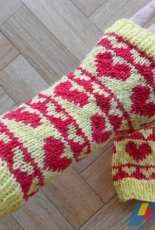 Loving Hearts Mitts by Lea Bronnenkant/Lea67000 Designs - English
