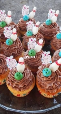 Bowling cupcakes