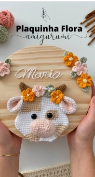 Pamela Barbosa dos Santos -  Pamela Barbosa Sprada  - Wooden Board  - Plaquinha Flora Amigurumi - Portuguese