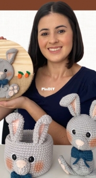 Pamela Barbosa dos Santos -  Pamela Barbosa Sprada  -  Wooden Board, Basket and Lipe the Bunny - Plaquinha, Cesto e Coelho Lipe - Portuguese