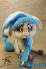 Little Owls Hut- Svetlana Pertseva - Rabbit in a blue hat - Spanish - German Translated