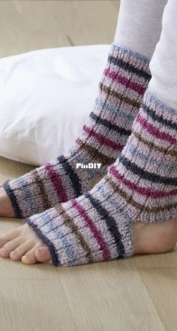 R0473 Kabini Yoga Socks by Regia Designteam - English, Spanish - Free