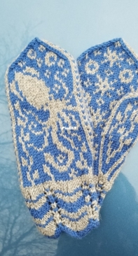 Squid (or Kraken) mittens by Claire Butchkoski-Free