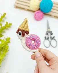 Ienies haakwerken - Ineke Maas - Shellicious, the Donut Snail - Shellicious, de Donut Slak - English, Dutch