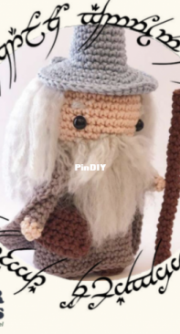 Crochetopia - Camila Linhares - Lord of the Rings Collection - Coleção Senhor dos Anéis - Gandalf O Cinzento  - Portuguese