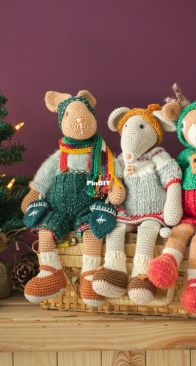 Jacquelien Twijnstra - Rabbit, Deer and Mouse Christmas Wardrobe