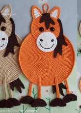 Little Owls Hut - Svetlana Zabelina - Horse decor or potholder