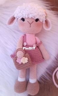 Fêrpi Crochet - Fernanda Pitaluga - Aurora the Sheep - Ovelha Aurora - Portuguese