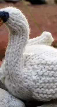 Swan by Linda Dawkins - Mamma4Earth