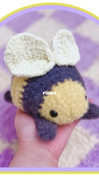 Y2KCrochet - Kaitlyn Films - Barnaby the Splooting Bumblebee