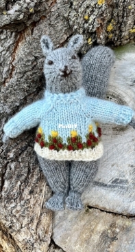 Little squirrel Christmas sweater by Nessa Stockard - Free