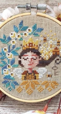 Barbara Ana Designs - Dreaming Queen Bee from Punch Needle & Primitive Stitcher – Spring 2022 PCS + XSD
