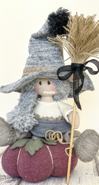 Country Creations di Federica - Witch on pumpkin - Strega su zucca  - Italian