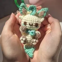 Tiny Clove - Bee / Chloe Gardiner - Leafeon