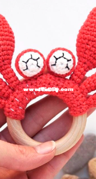 House Sleeping Toys - Maria Kostychenko - Crab rattle - Chocalho de caranguejo - Portuguese - Translated