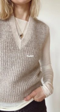 Friday Slipover V-Neck by Mette-Wendelboe Okkels - PetiteKnit - English