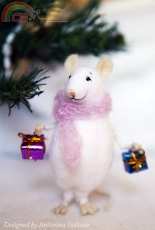 Mouse with gifts