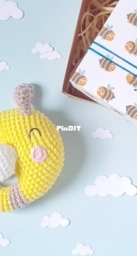 Bee rattle