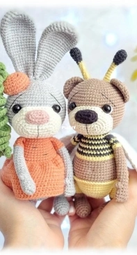 Ka.malinka Toys - Elizabeth Kamalina - The Bear and Bunny Wearing Costumes - Spanish - Translated