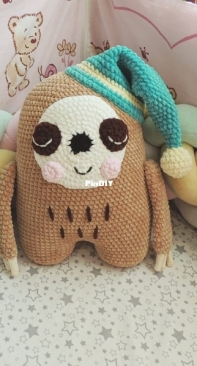Crochet Story Shop - Liliya - Sleepy Pillow Sloth - Almofa de Preguica Sonolenta - Portuguese - Translated