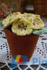 Yellow Pink and sparkly - Janet McMahon - Pot of primroses -  Spanish - Translated -  Free