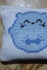 petit coussin porte aiguilles brodé