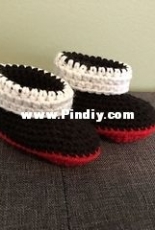 Amanda Julien - Stitched pixels - Santa Booties - Free