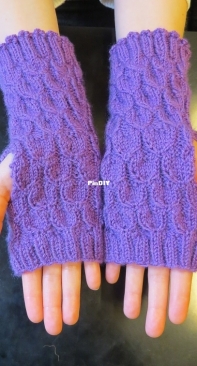 Snakeskin Wristwarmers by Helena Baser-Free