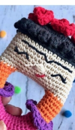 Bhindi crochet -  Celeste Ronzano - Rattle Frida - Sonajero Frida - Spanish