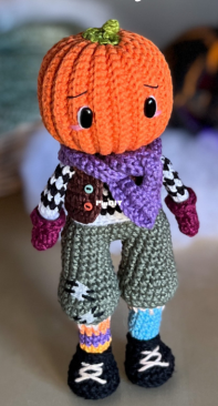 Caiu na Teia - Emanuella Lemos - Zucca the Pumpkin Head - Zucca o Cabeça de Abóbora - Portuguese - Free