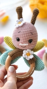 Vinera Eyer - Crochet Street Pattern - Vinera Kapustkina / Oxana - Baby Butterfly Rattle - Hochet Papillon - French