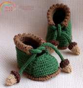 Acorn Baby Booties by Julia Noskova/LOasi della Maglia