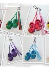 Haakmuts - Purse Hanger: Miniature Baby Shoes - Dutch