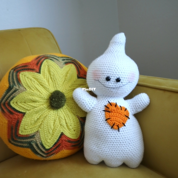 Free-ghost-amigurumi-crochet-pattern-pillow.jpg