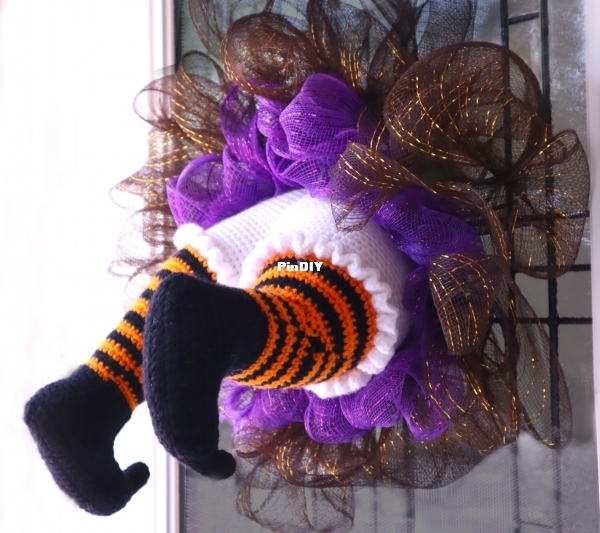 Free-witch-amigurumi-crochet-pattern-wreath-halloween.jpg